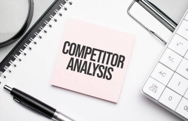 Vergi zamanı yazılı kartvizitli COMPETITOR Analiz. Not defteri, gözlük ve beyaz kalem. Mali konsept