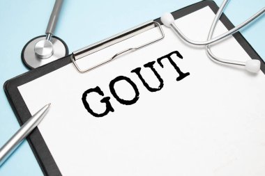 Mavi arka planda steteskop ve haplarla Gout mesajı olan kağıt