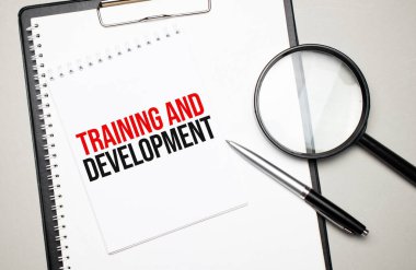 Beyaz arka planda Eğitim ve Geliştirme sözcüğüne sahip büyüteç