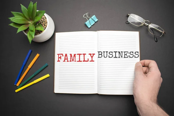 Family Business Tekst Notebook Met Handen Van Zakenman — Stockfoto