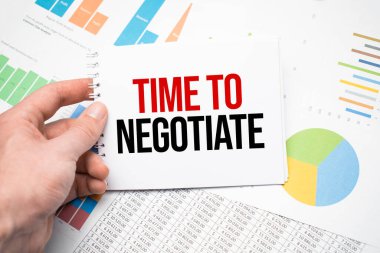 Not defteri, finansal belgeler ve bir fincan kahveyi masaya koyma zamanı..