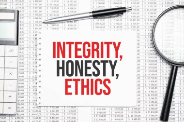 Grafik arkaplanında hesap makinesi, büyüteç ve kalemle kağıt üzerinde Integrity, honeSTY, ETHICS metin