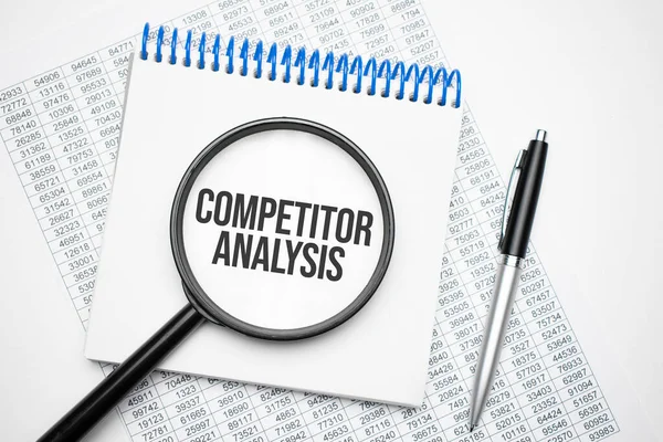 노트에는 확대경 Competitor Analysis — 스톡 사진