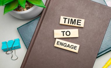 Çatışma zamanı. Kavramsal görüntü. Tahta küplerle ilgili bir yazı. Tahta bloklarda siyah harflerle metin