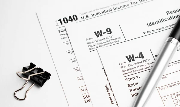 1040 W4和W9税单的纸张空白 — 图库照片