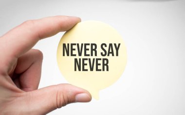 İnsan eli baloncuklu bir konuşma yapar Asla mavi arka planda asla söyleme