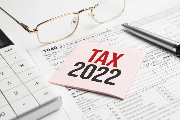 Kalem, hesap makinesi, cam ve çıkartmalı vergi formları. Vergi 2022