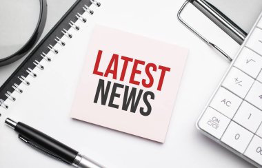 Son haberler. Not defteri, gözlük ve beyaz kalem. Mali konsept