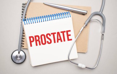 Üzerinde prostat kanseri ve steteskop yazan beyaz bir not defteri. Tıbbi konsept