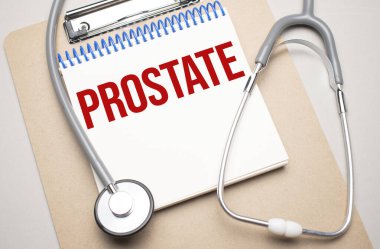 Üzerinde prostat kanseri ve steteskop yazan beyaz bir not defteri. Tıbbi konsept