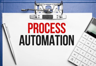 İş ve finans kavramı. Masanın üzerinde bir defter, bir kalem, belgeler ve yazma işlemi otomasyonu olan bir klasör var.