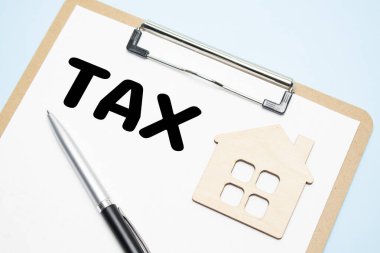 Vergi konsepti. Mavi arkaplanda kırmızı zar ve defter