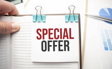 Beyaz gelecekteki hesap makinesi, kağıt çarşaf, pembe ataç ve gümüş renkli kalem. Özel metin teklifi