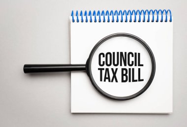 Finans ve ekonomi kavramı. Beyaz bir arkaplan üzerinde büyüteç, metnin içinde CounCIL Vergi Faturası yazılı