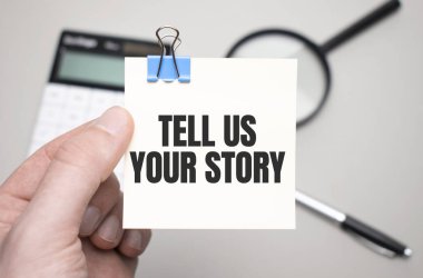 Hikaye kartınızı beyaz arkaplanda ve beyaz hesap makinesinde izole edin.