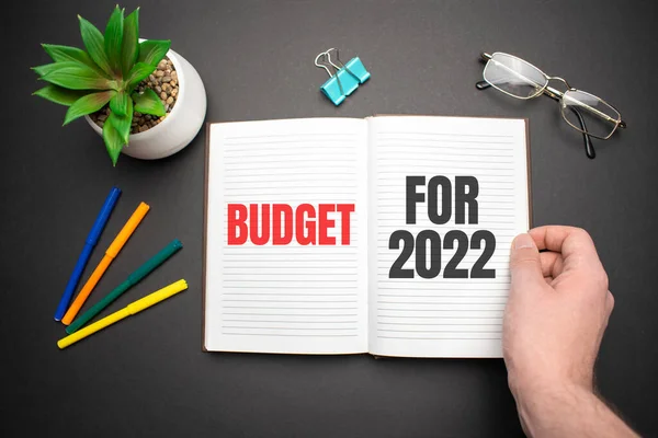 Budżet 2022 Rok Tekst Notatniku Rąk Przedsiębiorcy — Zdjęcie stockowe