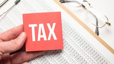 2022 Vergi. Grafikli, kağıtlı, hesap makineli kavramsal arkaplan