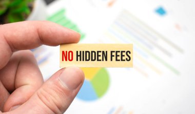 Çalışma masasının üzerinde 