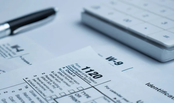 Formulários Fiscais Com Dinheiro Caneta Conceito Dia Fiscal — Fotografia de Stock