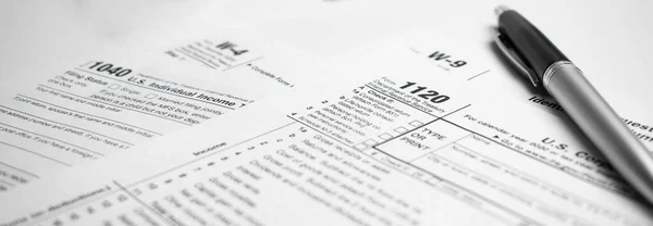 Formulários Fiscais Com Dinheiro Caneta Conceito Dia Fiscal — Fotografia de Stock