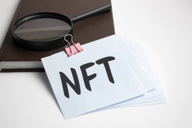 Kağıt üzerinde NFT işareti olan büyüteç