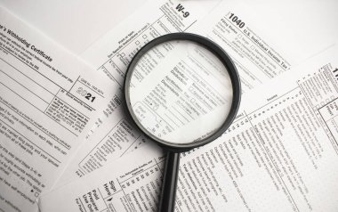Vergi Formu 1040 ve büyüteç. Vergi kavramı