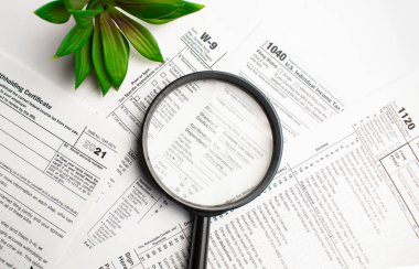 Vergi Formu 1040 ve büyüteç. Vergi kavramı