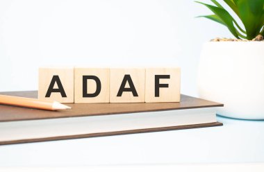 ahşap küplere fotokopi alanı ile yazılmış adaf kelimesi