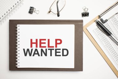 Masaüstünde raporlar, not defterleri, hesap makinesi, nakit para ve içinde 