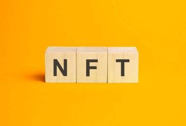 NFT konsepti. Turuncu arka planda tahta bloklar