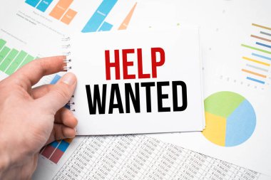 Bir not defteri, mali belgeler ve ahşap masada bir fincan kahve için aranıyor..