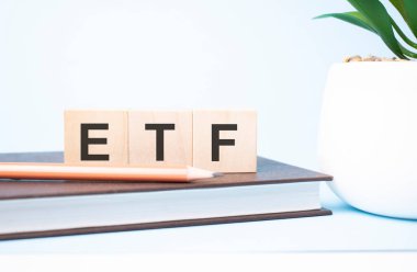 İki farklı boyutta kalemle desteklenen yapı taşları üzerindeki etf kısaltması. Boşluğu kopyala.