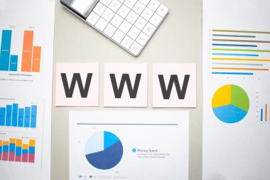 www işi, arama motoru optimazyonu, kağıt sayfaları, grafikler ve beyaz hesap makinesi üzerindeki metin