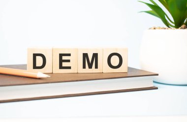 Kopya alanı olan tahta küplere demo kelimesi