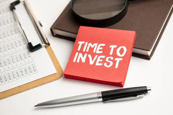 Lupe Mit Zeit Auf Papier Und Stift Investieren — Stockfoto