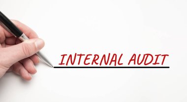 Kırmızı kalemli el yazısı Interpol AUDIT. Beyaz arka planda izole edilmiş. İş konsepti.