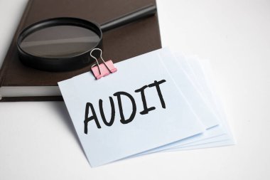 Kağıt üzerinde AUDIT işareti olan Büyüteç