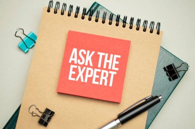 Masaüstünde raporlar, not defterleri, hesap makinesi, nakit para ve üzerinde 