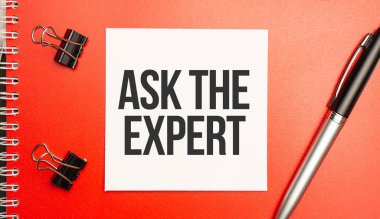 Kırmızı not defterindeki kağıt üzerinde kalemle Uzman tabelasını sor