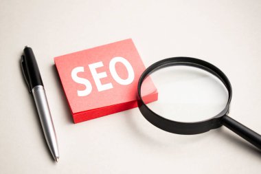 Kağıt sayfasında ve kaleminde seo olan büyüteç