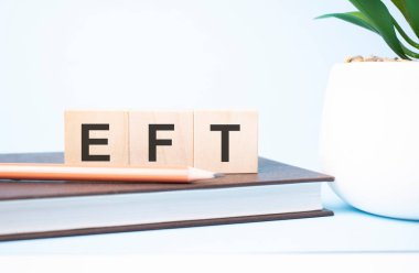 İki farklı boyutta kalemle desteklenen yapı taşlarına kısaltma bırakılmış. Boşluğu kopyala.