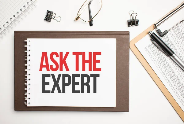 Masaüstünde raporlar, not defterleri, hesap makinesi, nakit para ve üzerinde 