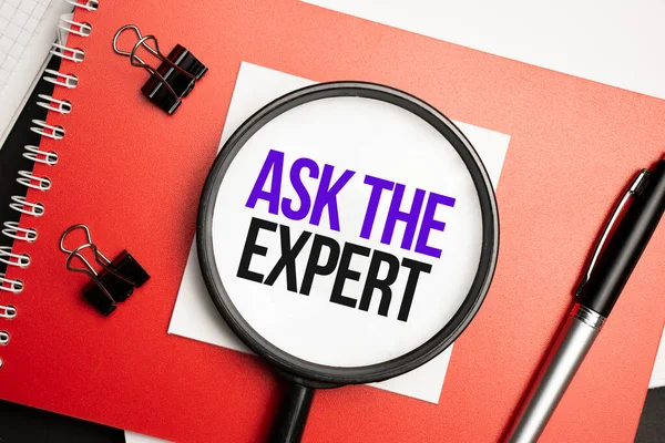 Masaüstünde raporlar, not defterleri, hesap makinesi, nakit para ve üzerinde 