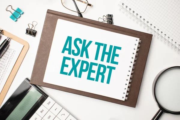 Masaüstünde raporlar, not defterleri, hesap makinesi, nakit para ve üzerinde 