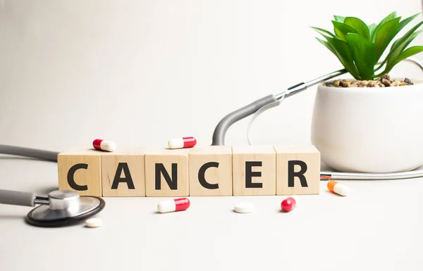 Text Cancer Trä Kuber Vit Texturerad Kitt Bakgrund Fyrkantiga Träblock — Stockfoto