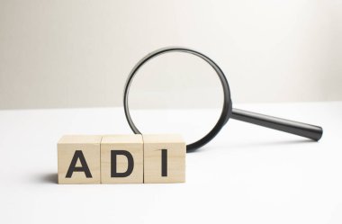 Gri arkaplandaki tahta küplere adi harfleri