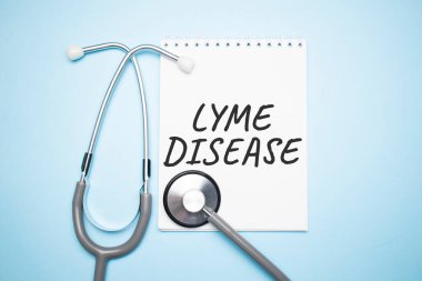 Tıp ve sağlık konsepti. Beyaz bir masada steteskop, haplar ve üzerinde 