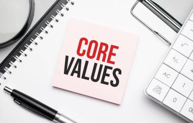 Çekirdek Değerler. Not defteri, gözlük ve beyaz kalem. Mali konsept