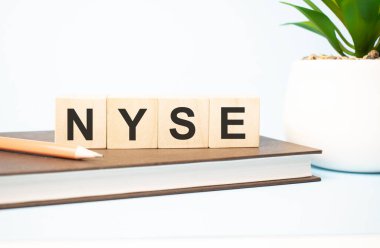 Kopya alanı olan tahta küplere yazılan sözcüğü göster