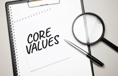 Çekirdek Değerleri beyaz arka planı olan büyüteç